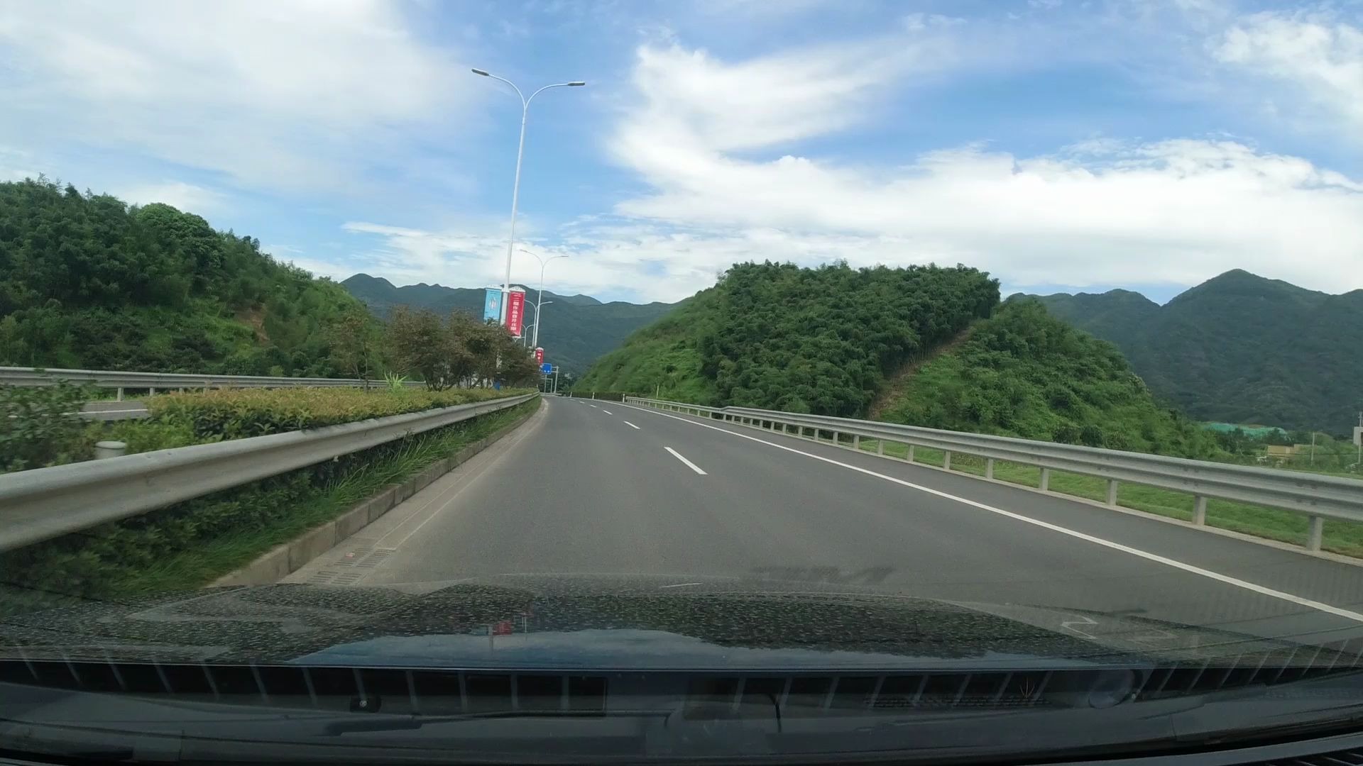 自驾路上国道省道与高速该怎么选?山路感觉像秋名山的赛道.