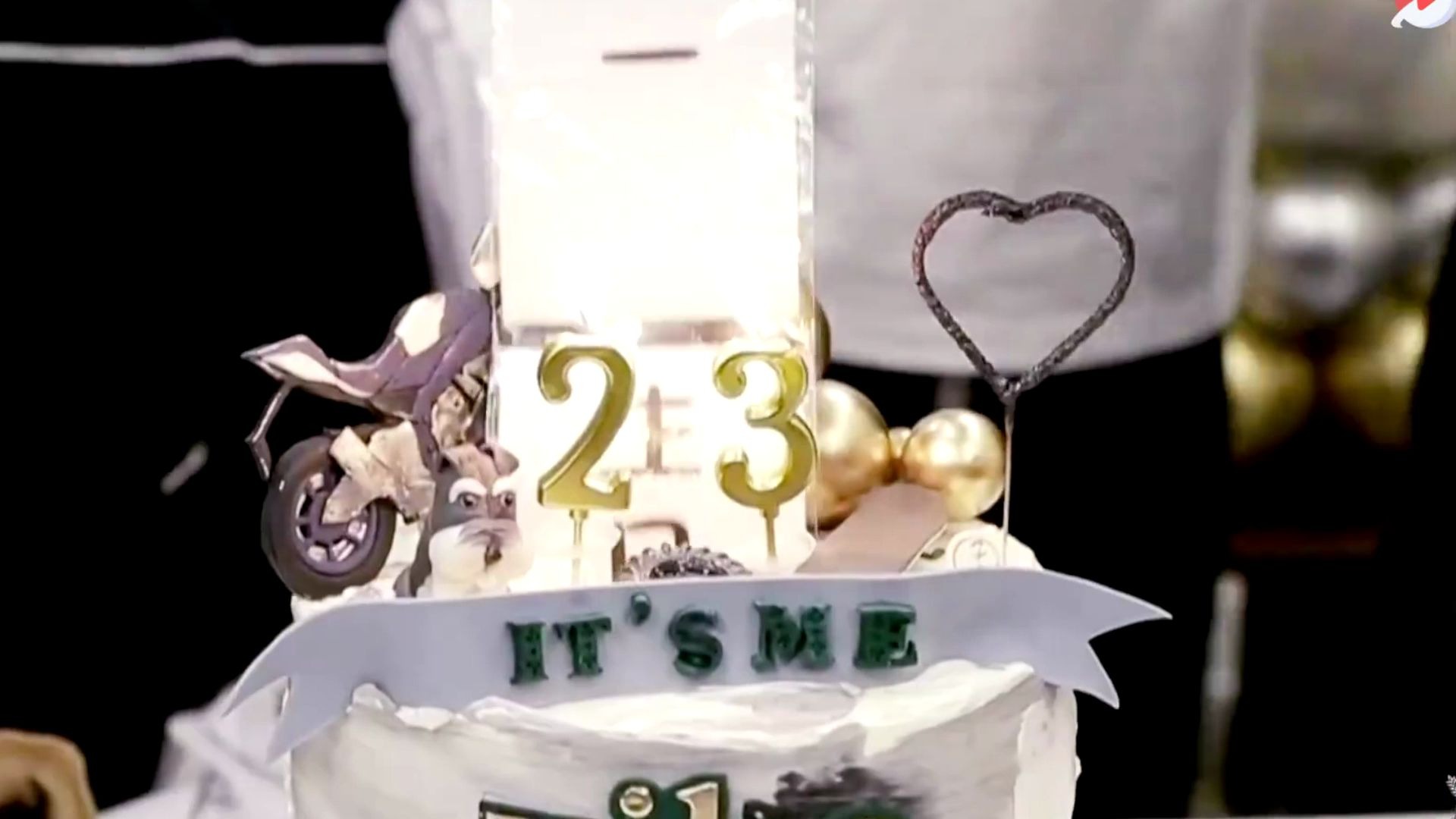 快乐家族为王一博庆祝23岁生日,最后的惊喜很"感人"