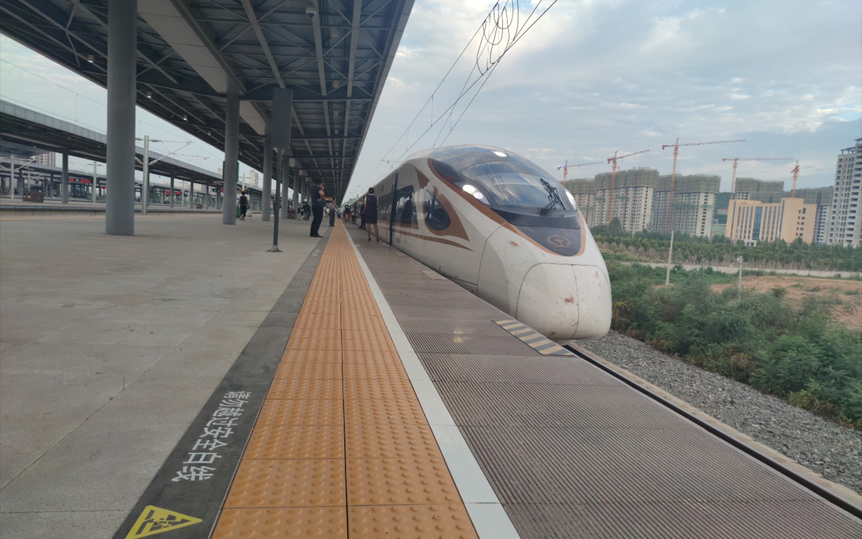 g3165次进入杨陵南站