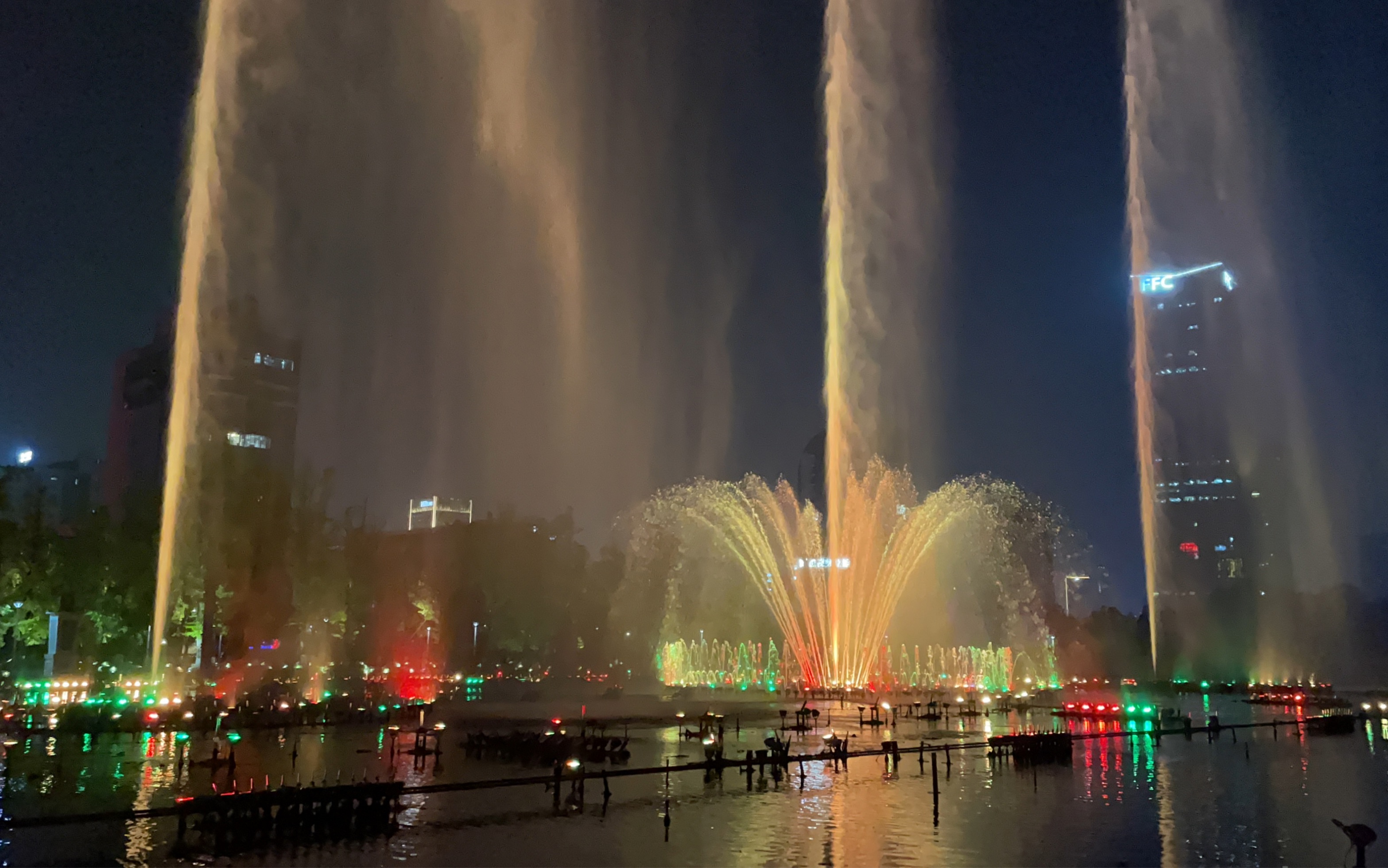 两江幸福广场喷泉图片