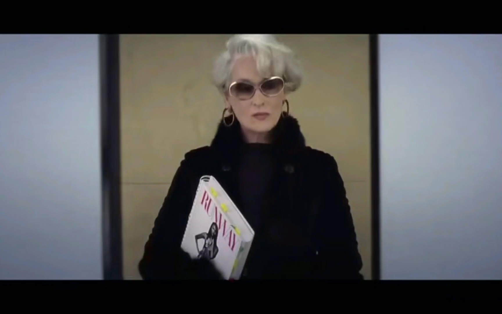 【穿普拉达的女王】梅姨出场气场太强了,以致当时没有get到安妮海瑟薇