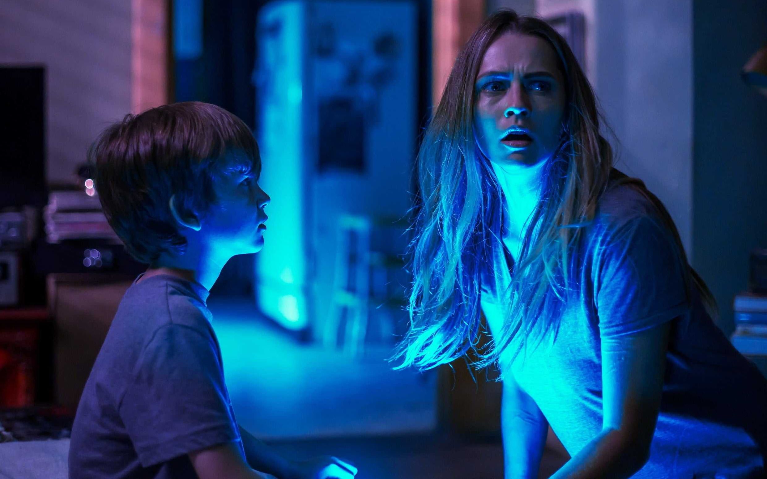 几分钟看完恐怖电影《关灯后》,看完你还敢关灯睡觉吗?