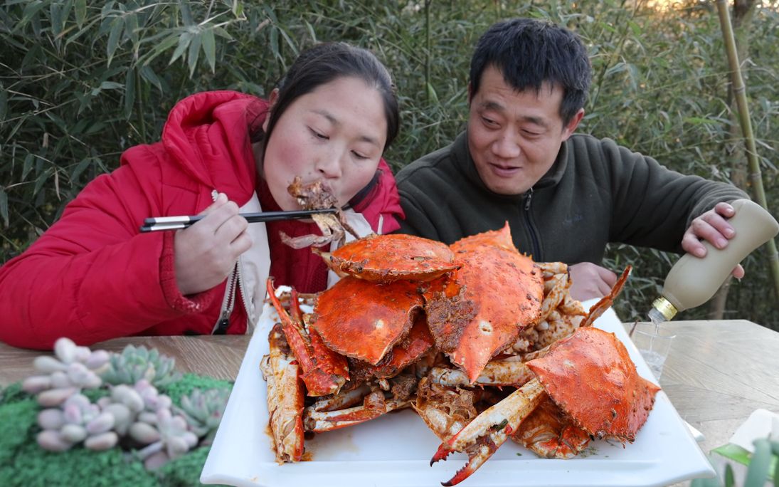 胖妹砍柴归来,老公烧5斤香辣梭子蟹,色泽诱人,俩夫妻啃过瘾哔哩哔哩bilibili