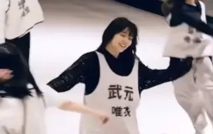 Video herunterladen: 【武元唯衣】「start over！」练习室直拍focus 櫻坂46