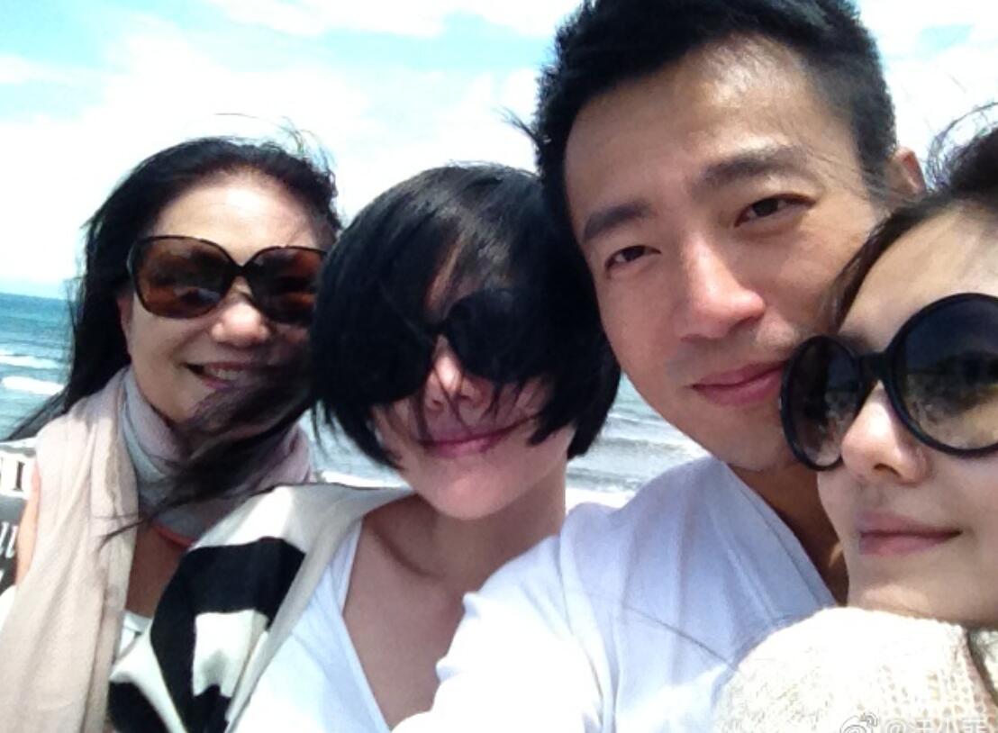 汪小菲深夜晒和岳母大小s的合影,感慨:被他们爱着是我的福报