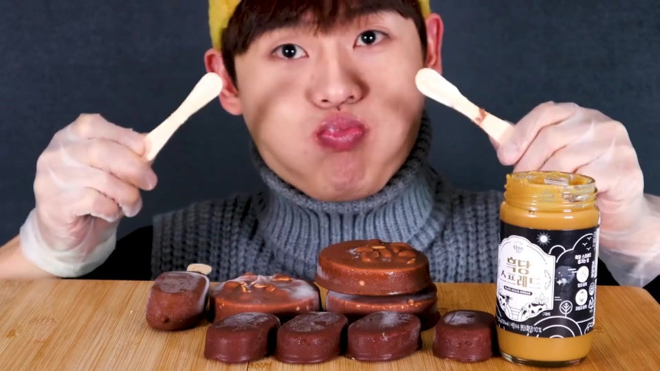 【韩国吃播】大嘴哥冬天吃巧克力雪糕,一口一个无情吃播