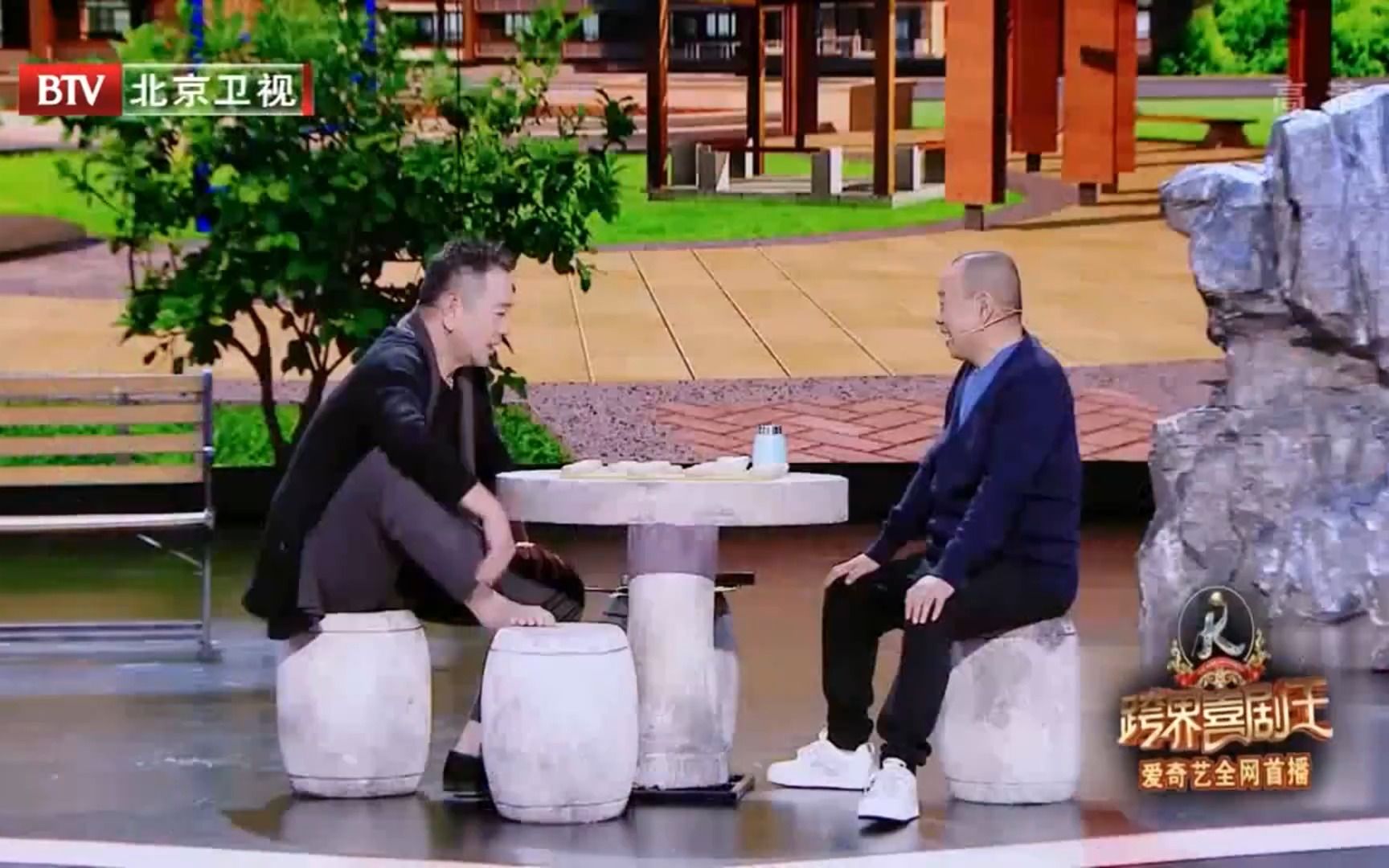 [图]跨界喜剧王：潘长江下象棋遇对手，张晨光现学现卖，爆笑