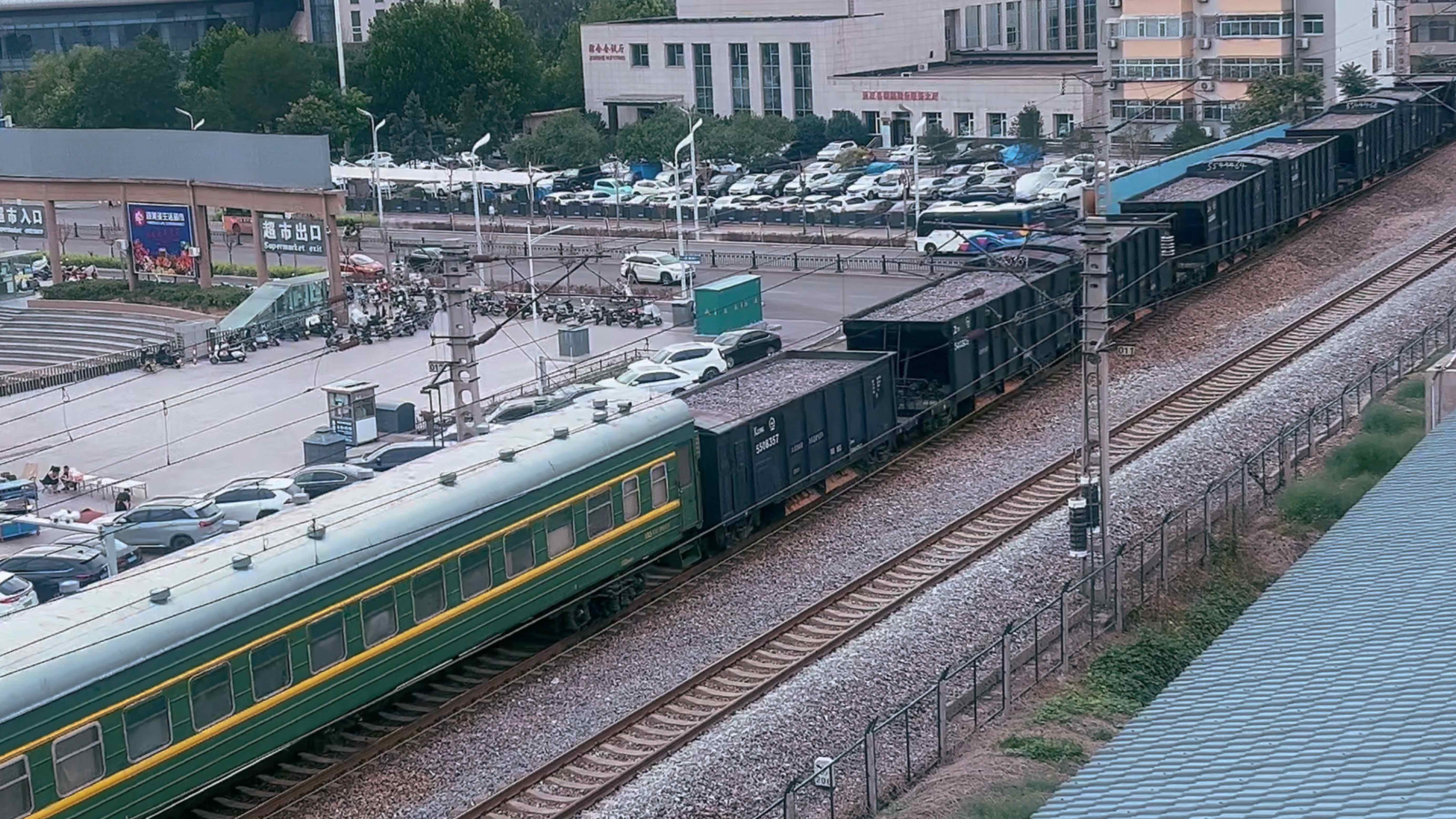 1588牵引kz70道砟专用自卸车混编两节工程宿营车