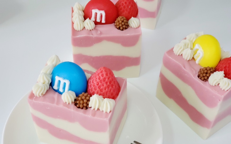 活动  超大m豆草莓蛋糕制作!它很香却是0卡路里嗷～【糖宝的小皂堂】