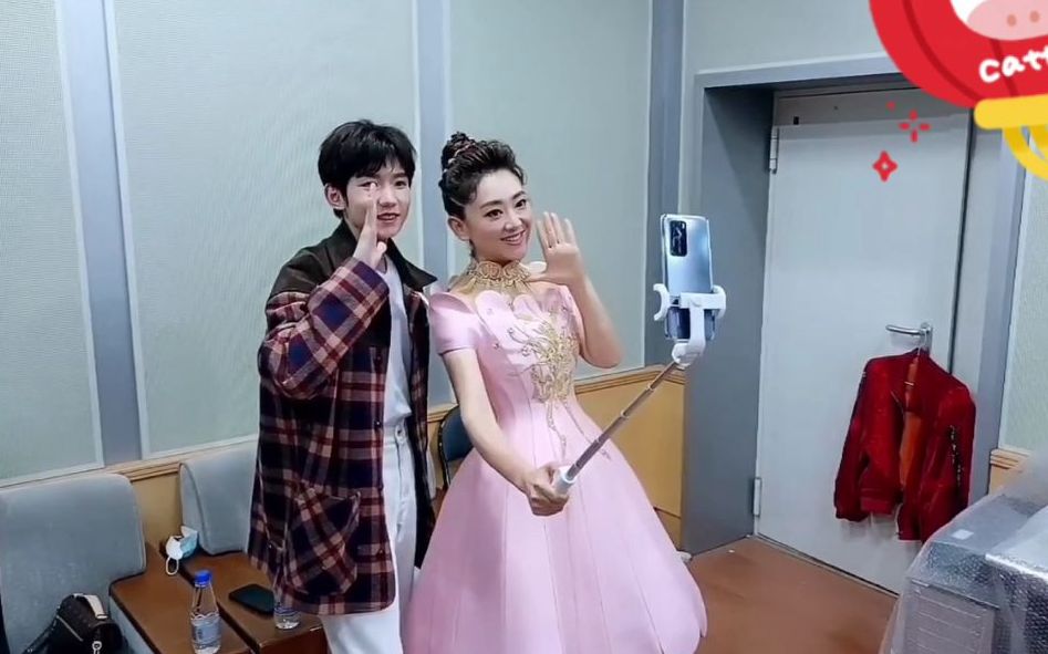 活动作品月亮姐姐后台找王源王源真的太可爱了