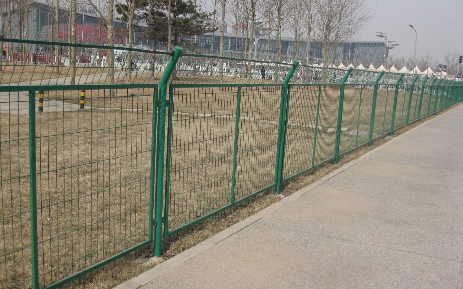 安平恺嵘丝网-绿色扁铁框网铁丝隔离栅养殖网安装定制