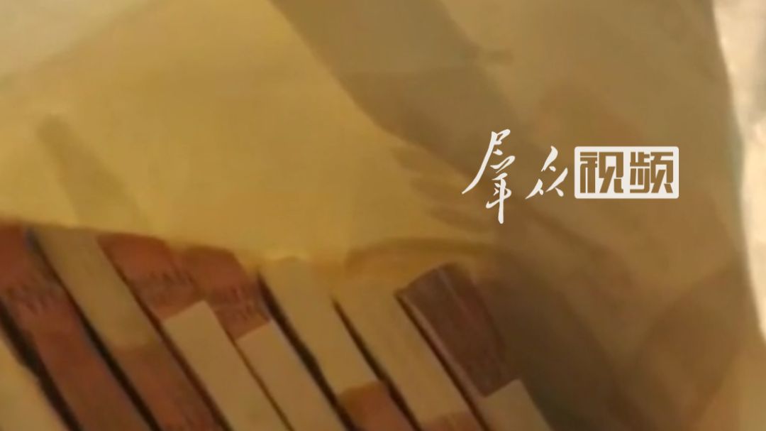 的哥捡到乘客10万元现金，上门归还时乘客又落下手机，的哥二次上门送还，乘客留下1万元感谢费，的哥发现后第三次上门退回。