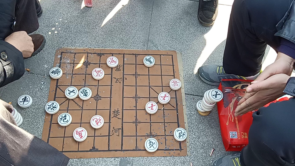 街边棋摊,有意思吗?围观群众真多啊!都喜欢下棋吗?
