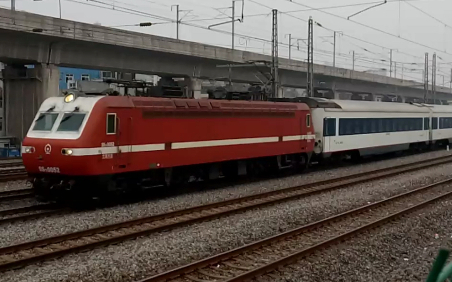 兰局兰段ss7e牵引z137次通过丹水池站