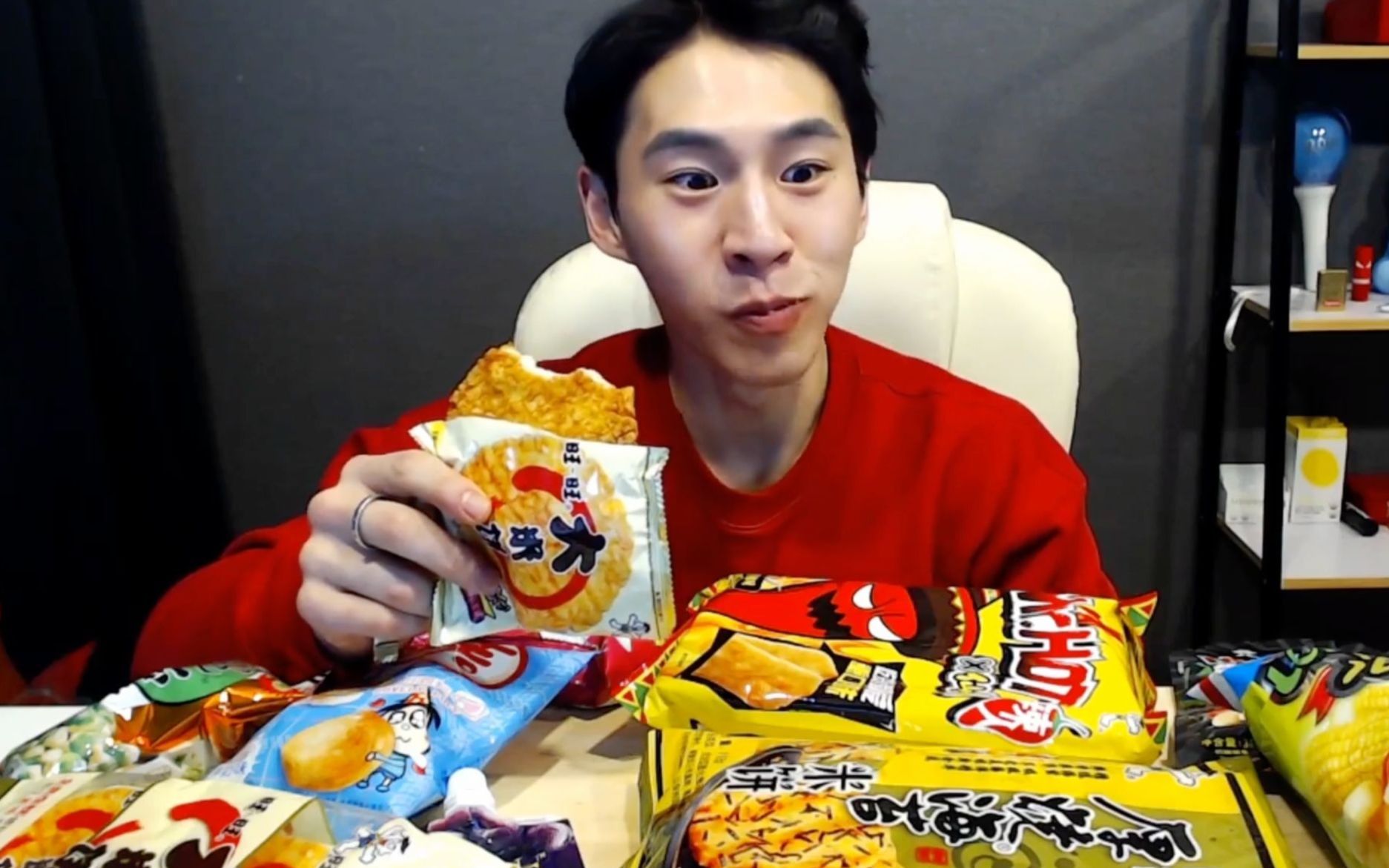 【奔驰小哥】奔驰哥的中国零食大礼包_哔哩哔哩_bilibili