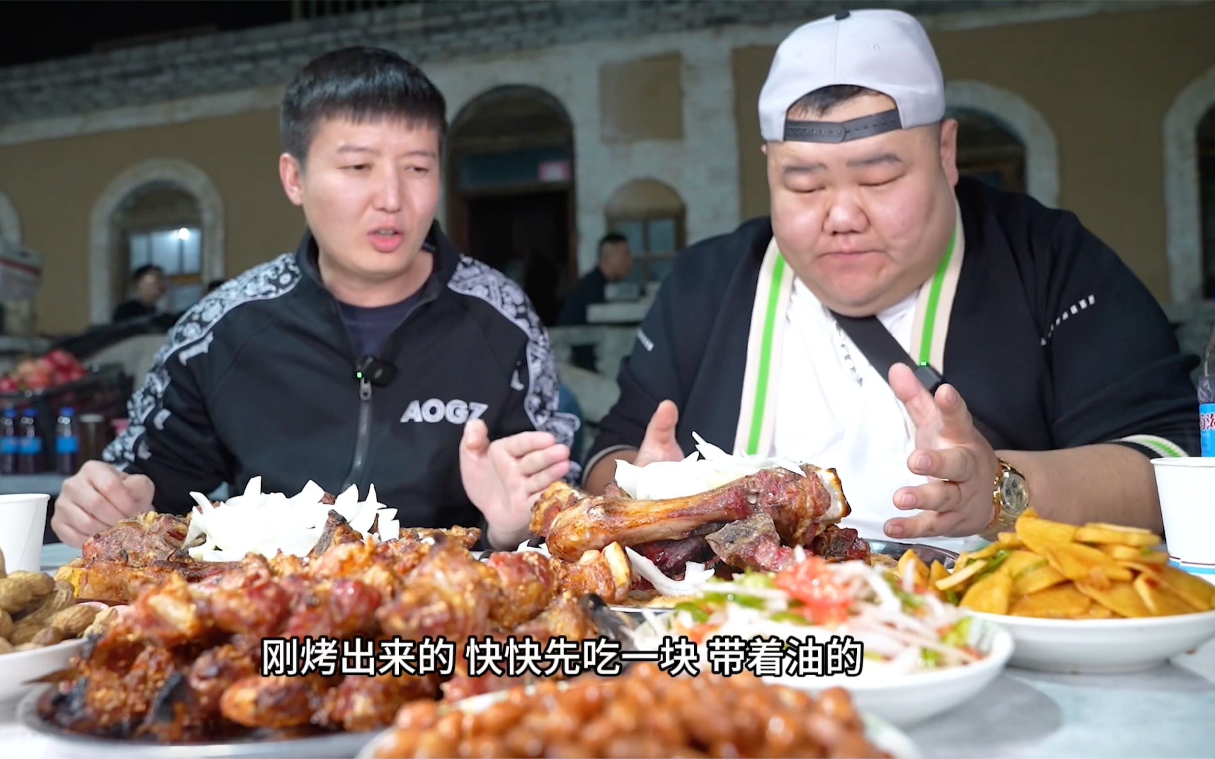 新疆淡嘴哥自己吃5块钱羊杂,朋友来直接500元架子肉安排,直呼太攒劲