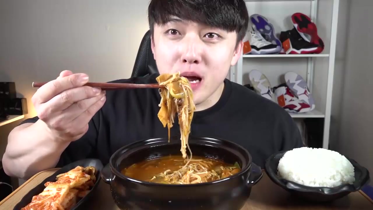 【大口吃播】韩国深渊巨口小哥豆腐汤泡饭配泡菜下饭吃_哔哩哔哩 (゜