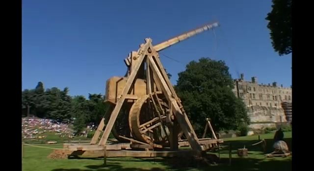英国沃里克城堡中世纪野战配重型抛石机复原演示2011年