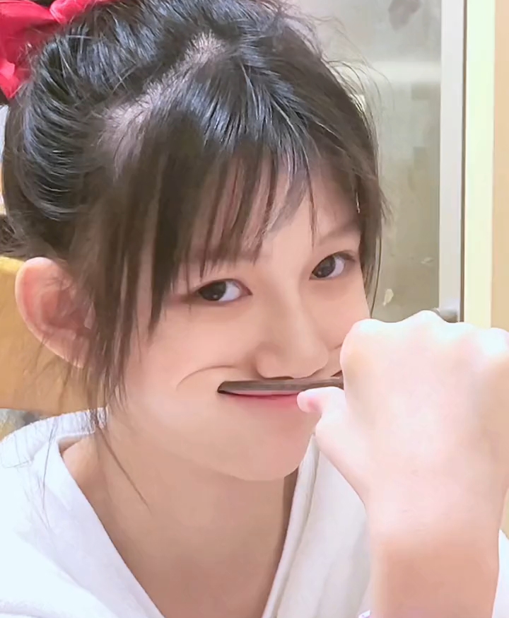 小叶子vanessa:这孩子多少有点毛病,叛逆期是吧,那就给你留点回忆