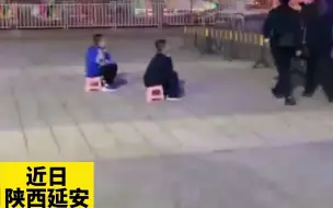 Tải video: 广场电影被两个小观众包场，放映员依然坚持把电影放完