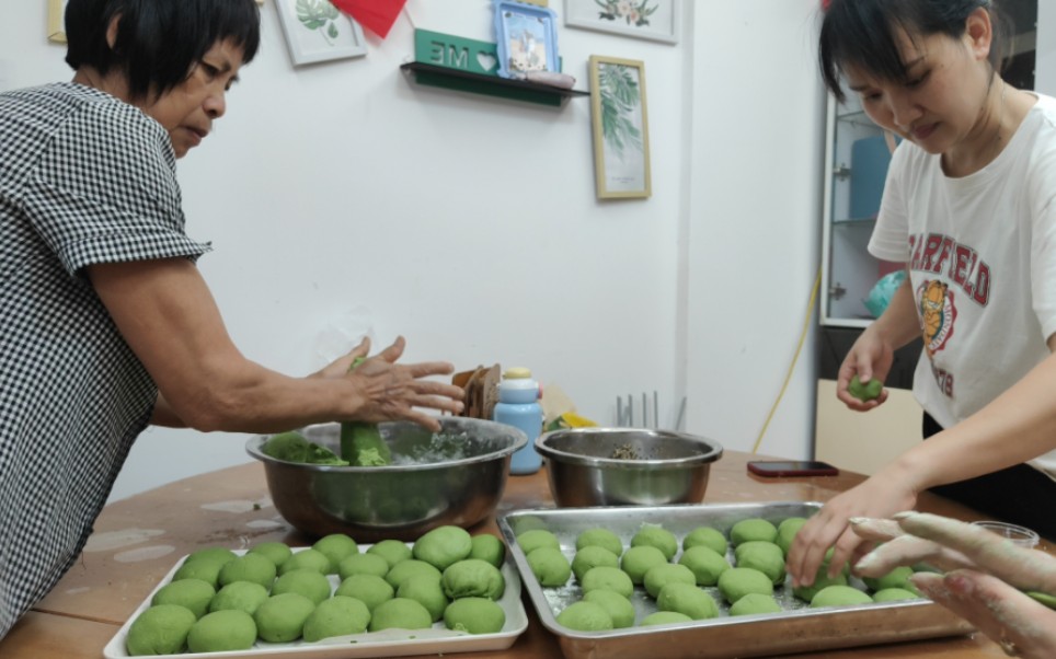 [图]用艾草自制的芝麻花生青团，用了6斤的糯米粉，做了上百的艾团，青青绿绿，软糯香甜，好吃