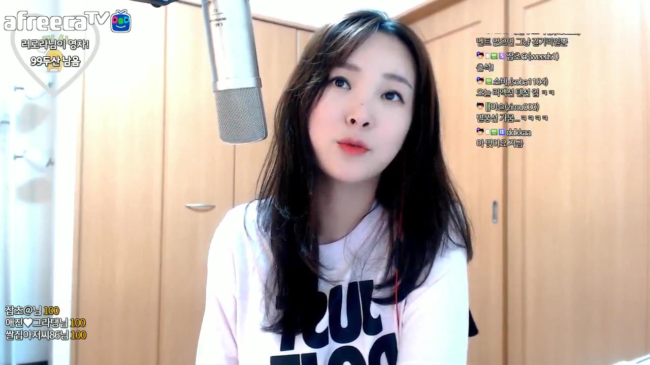 韩国女主播aejinlee的视频聊天系列白色宽大t恤是不是有点像汉子