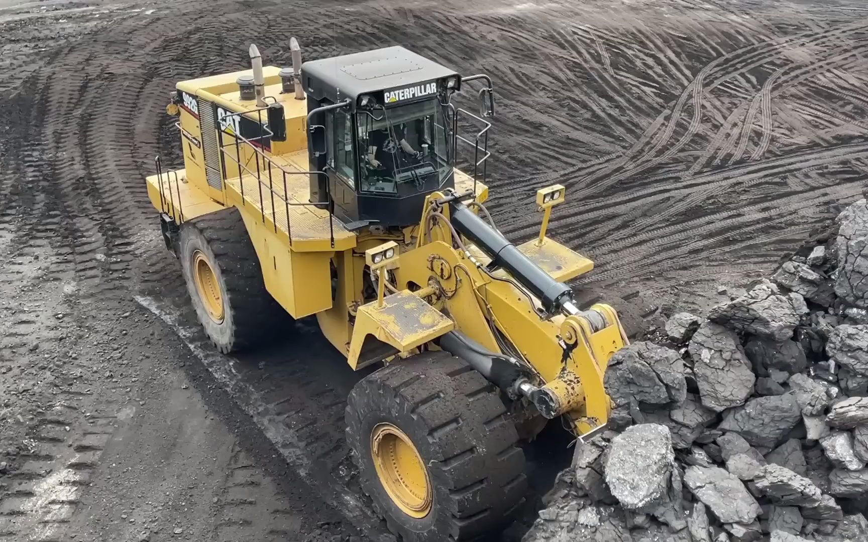 卡特彼勒 992g 轮式装载机在卡车上装载煤炭