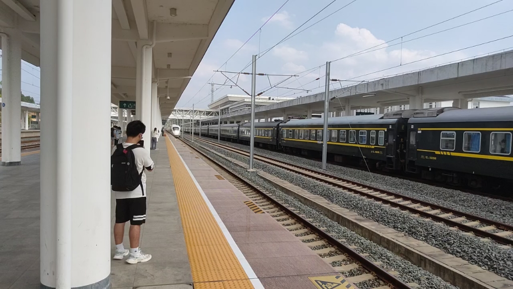 g869次列车 10.3 13点55分通过景德镇北