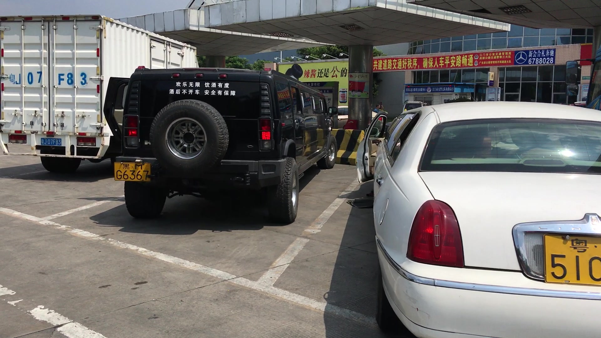 黑白双煞,林肯城市加长& 悍马H2加长Lincoln Town Car V8& Hummer H2 V8哔哩哔哩bilibili