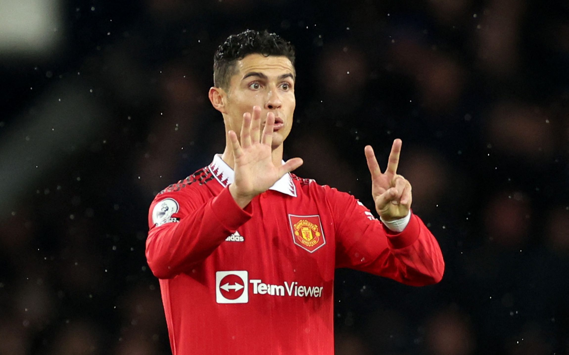 c罗收获俱乐部生涯700球,静静跑到一旁淡定庆祝