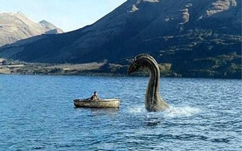 专家揭秘非洲泰莱湖"水怪",却被一条蛇挡住去路!