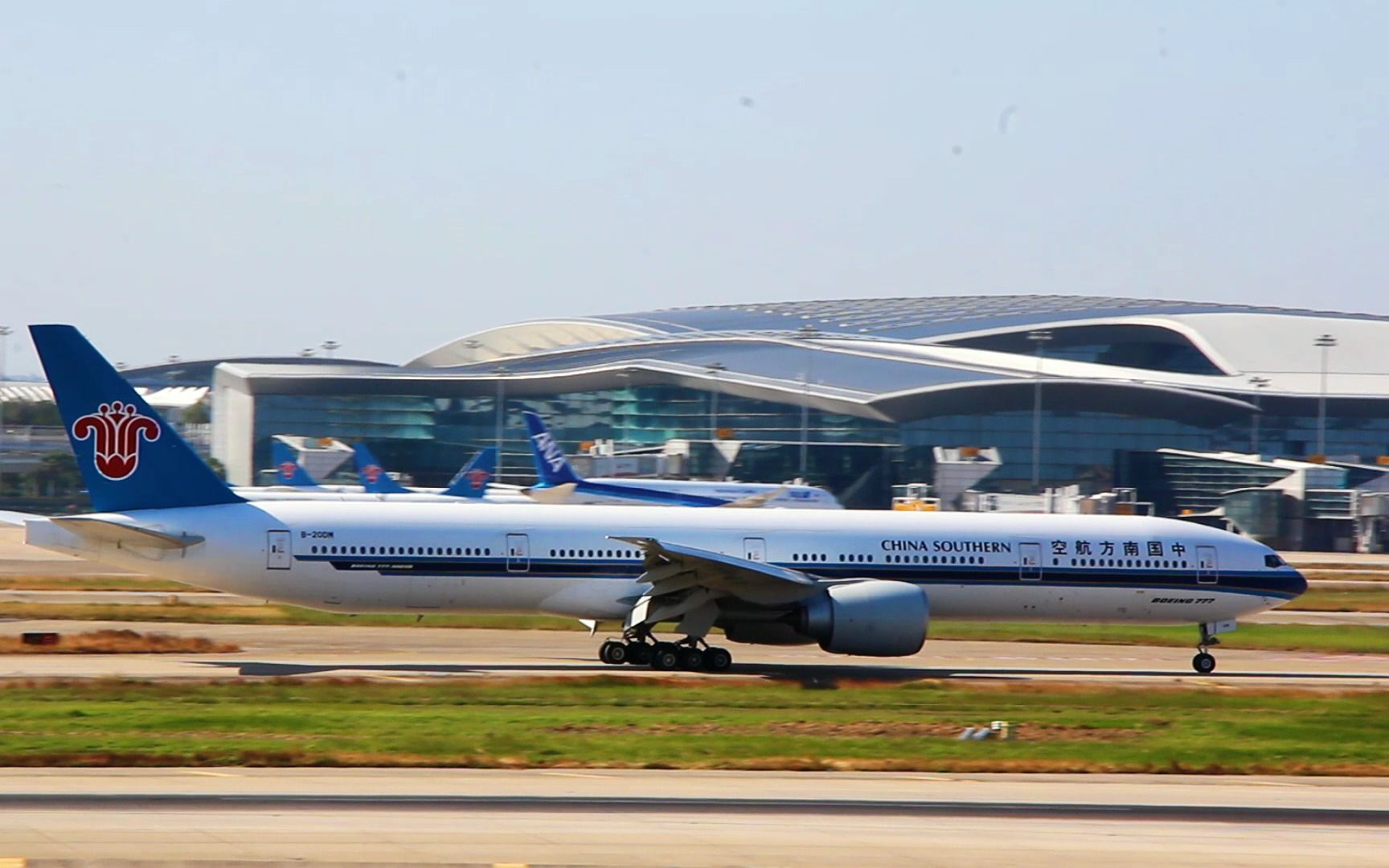 广州白云机场,南航波音777宽体飞机降落滑行,接地瞬间青烟四起_哔哩