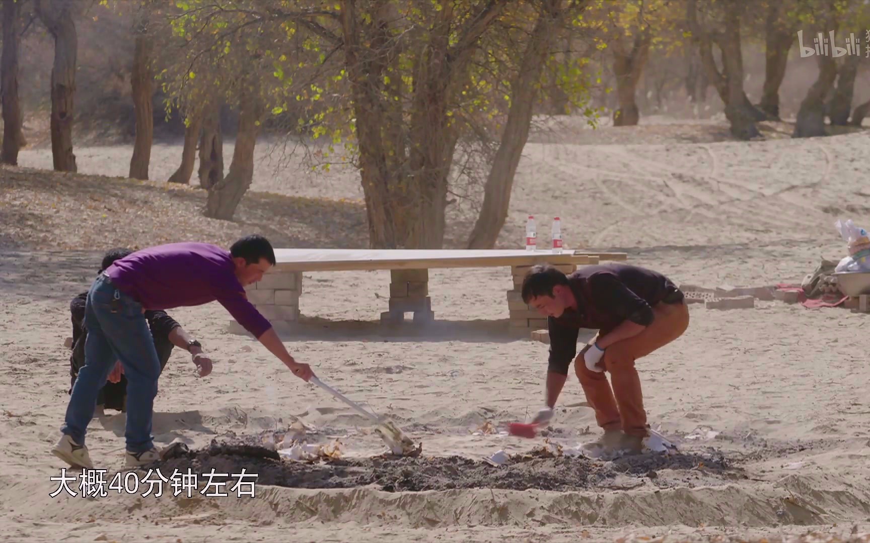 [图]《新疆滋味》和田 库麦其 用热沙烤熟的羊肉馅饼