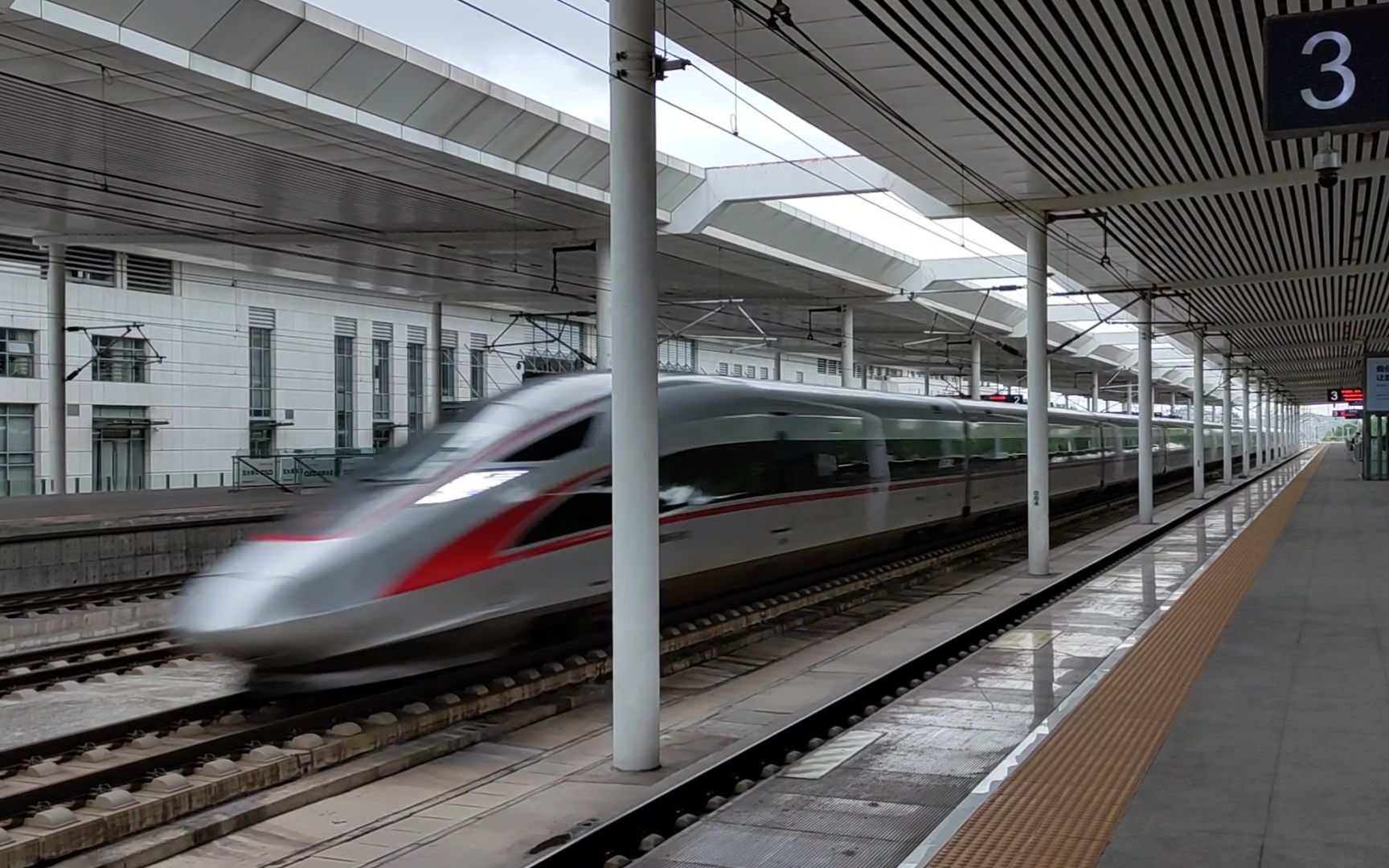 g4次上海虹桥北京南17节超长编组复兴号cr400afb泰安站高速通过