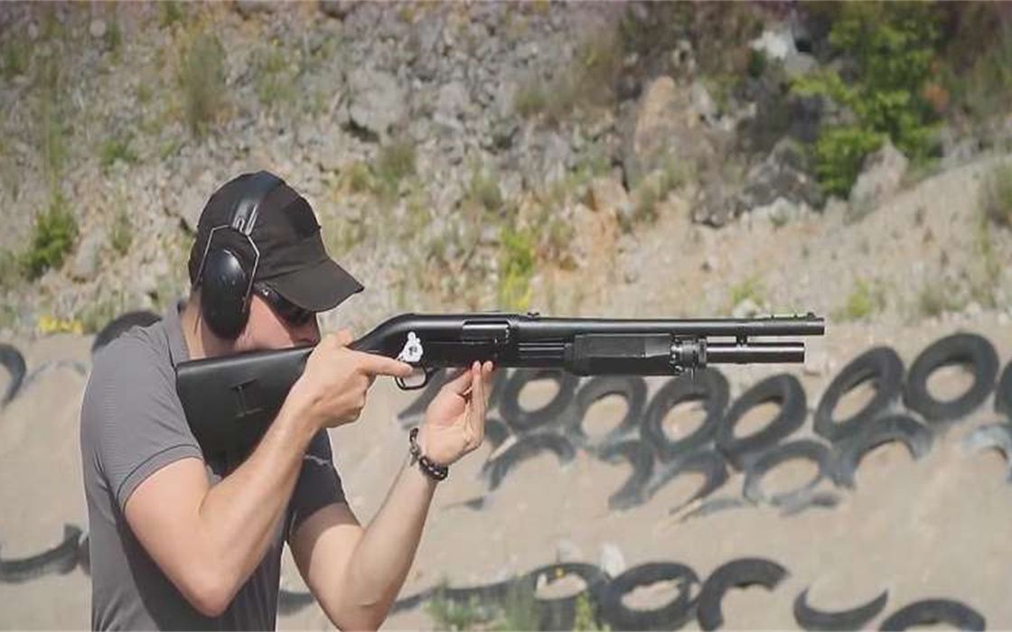 靶场实弹射击评测伯奈利m3super90霰弹枪装填技巧大有学问