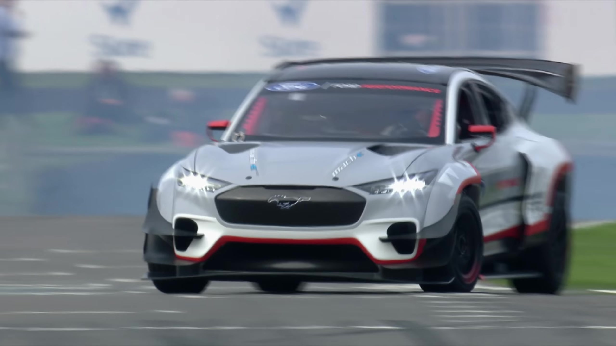 福特野马马赫-e 1400 __ ev怪物漂移车载,古德伍德路&赛车