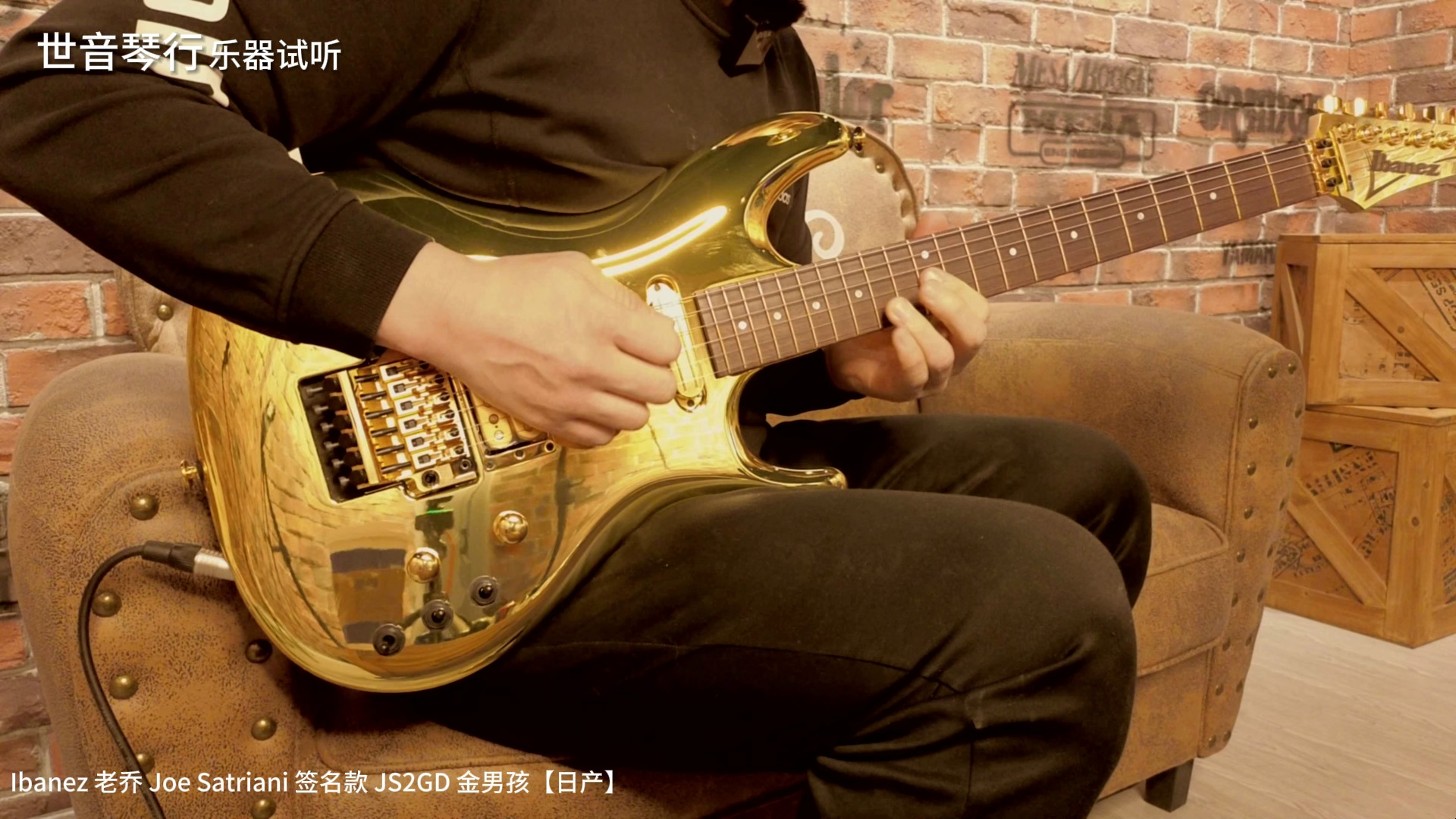 继铬男孩之后,ibanez又为老乔打造了另一款特别的吉他,命名为"金男孩"