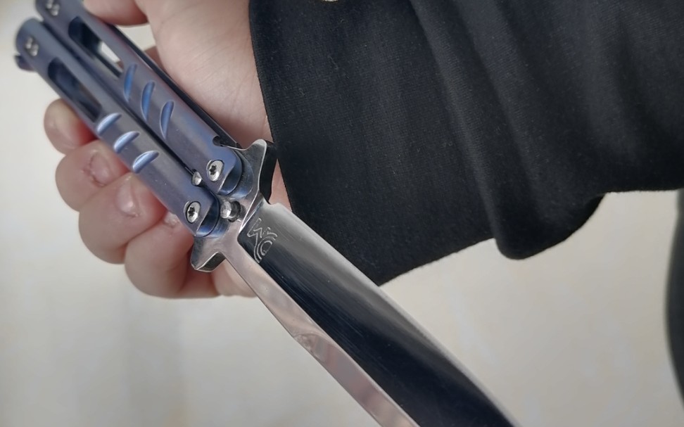 balisong_花式蝴蝶刀水平短停的简单应用