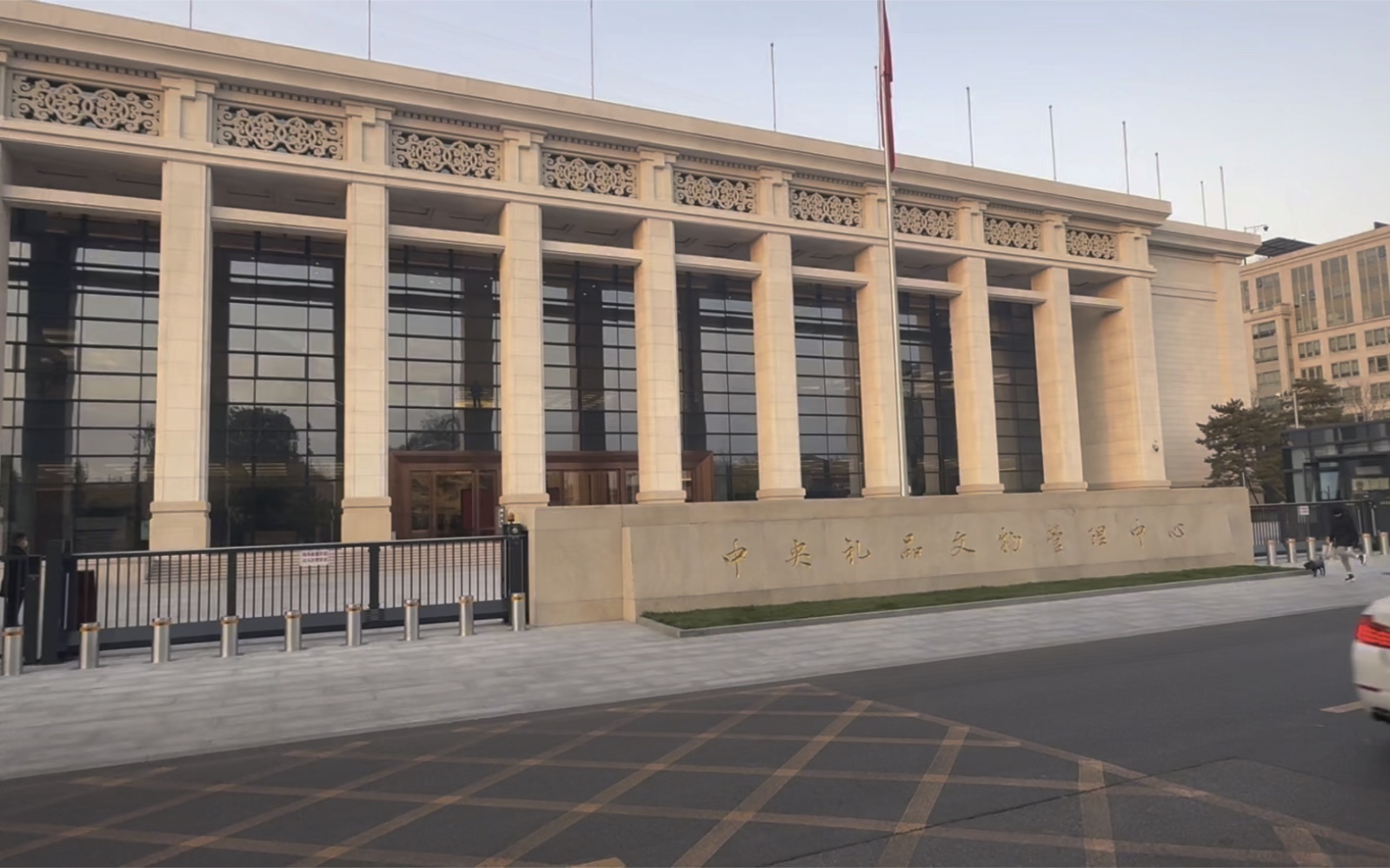 走进中央礼品文物管理中心,去欣赏各个国家赠送的精美礼品,许多都是