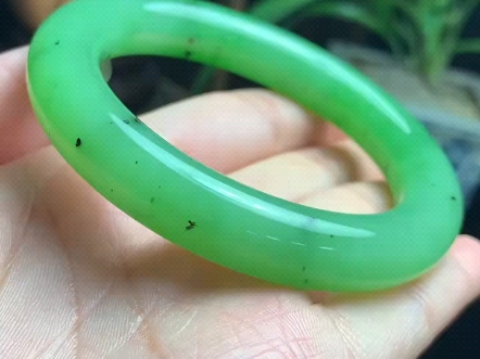 玉碧玉乌兰海苹果绿手镯56口径 品相完美 带小黑点无裂冰透的苹果绿色