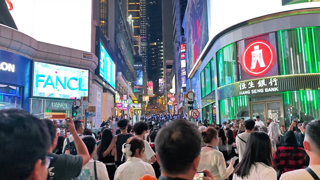 香港中环兰桂坊路上,万圣节狂欢夜氛围超赞,人山人海如潮水般哔哩哔哩bilibili