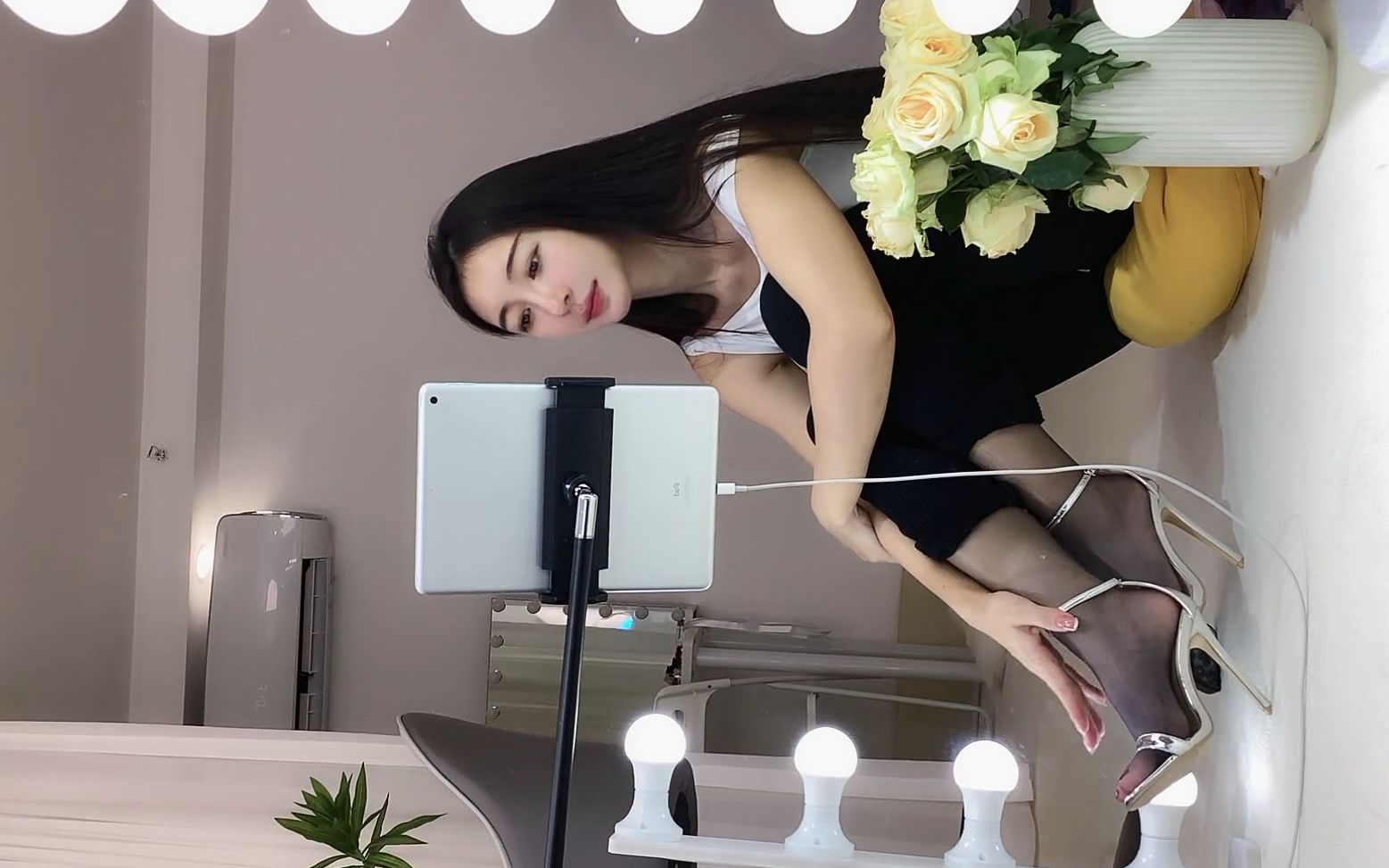 抖音@我就是张包包呀230105直播录制 裤里丝 黑丝 银色一字带高跟鞋