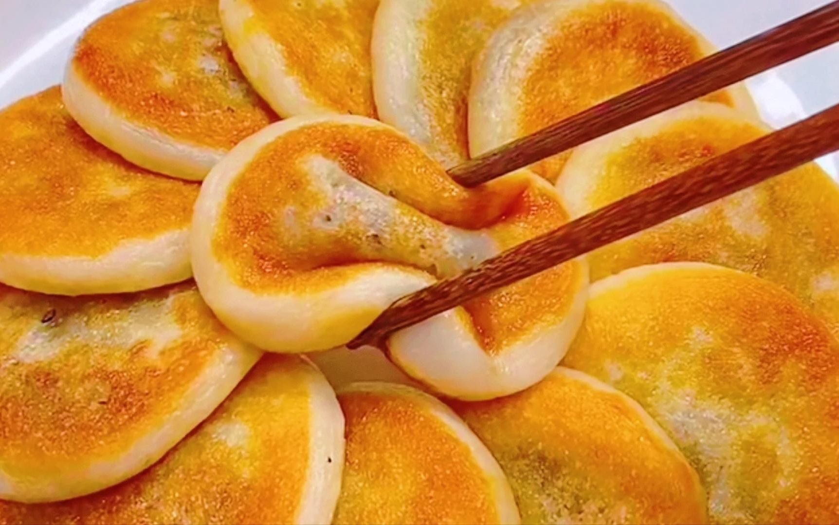 8元一斤的粘火勺在家就能做,花生黑芝麻馅,真材实料,越嚼越香