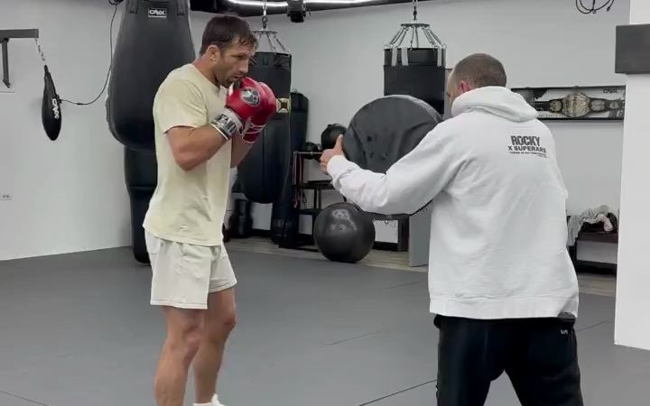 ufc前中量级冠军卢克备战裸拳赛2