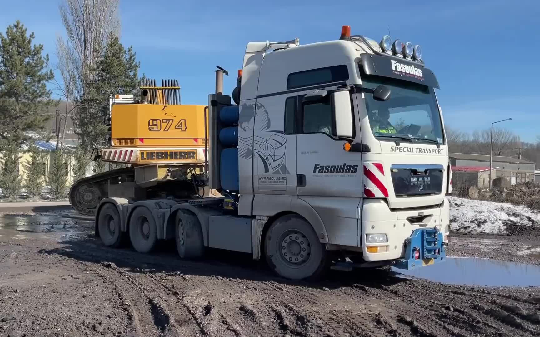 【mega machines channel 】利勃海尔 974 挖掘机推动卡车摆脱泥浆