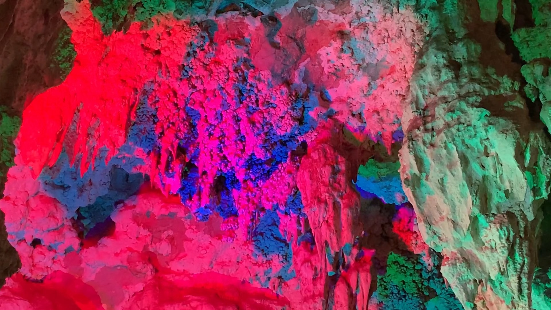 云南建水燕子洞内的葡萄园,葡萄99晶莹剔透,珠圆玉润,青翠欲滴