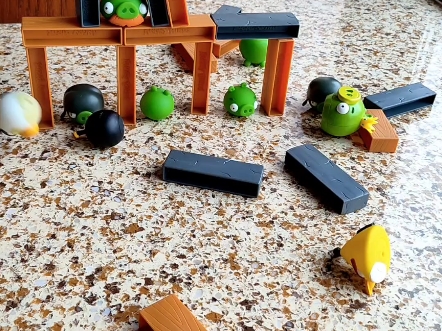 新到了一盒美泰愤怒的小鸟太空1