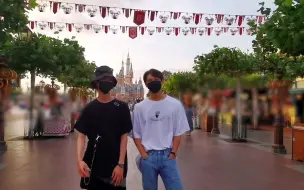 Télécharger la video: 211109 SEVENTEEN 文俊辉JUN 辉日常记录 EP.7 迪士尼之旅🏰🎢 零站