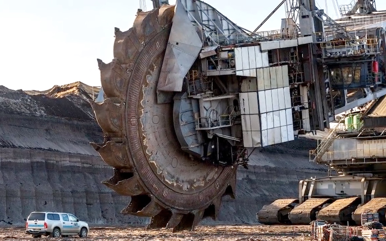 世界上最大的挖掘机!重一万吨,轻松挖穿一座大山
