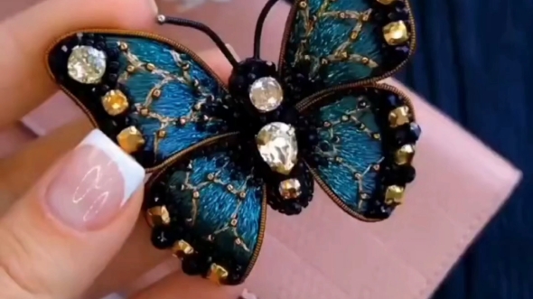 手工刺绣蝴蝶胸针